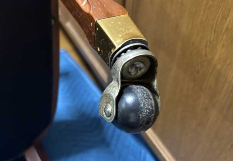 ダイニングチェアのキャスター交換