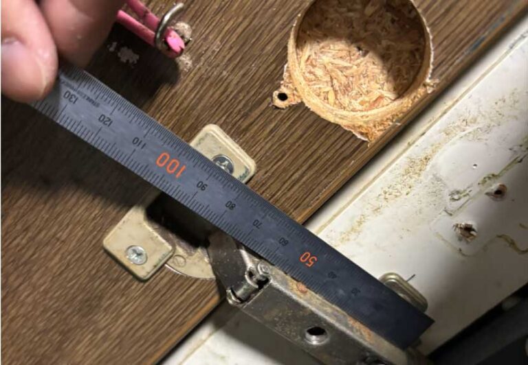 キッチンの棚扉修理（スライド蝶番）